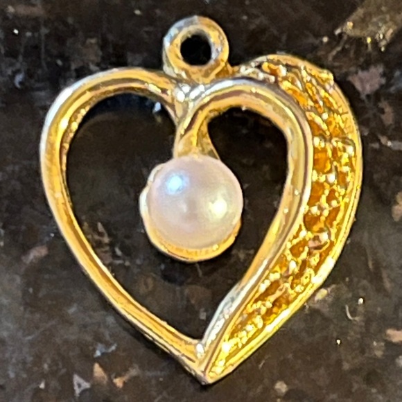 Yellow Gold Heart-Shaped Pendant with White Center Pearl - Picture 9 of 10
